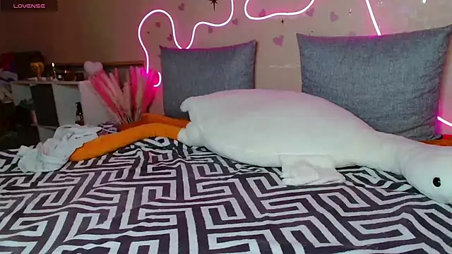 Snapshot of GoldenBaby chatting on 12/14/24, 01:49 GoldenBaby online show from 12/14/24, 01:49