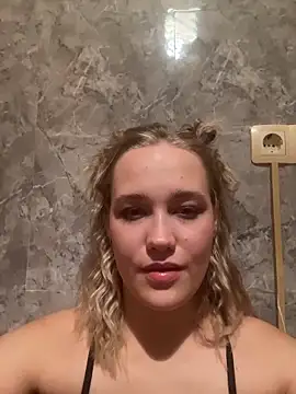 Snapshot of miya_miya21 chatting on 10/28/25, 02:42 miya miya21 online show from 10/28/25, 02:42