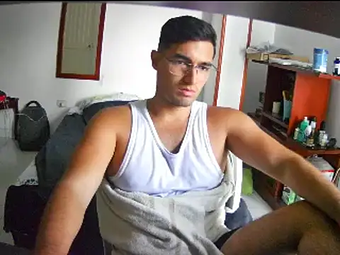 Snapshot of lechero226 chatting on 12/19/24, 10:32 lechero226 online show from 12/19/24, 10:32