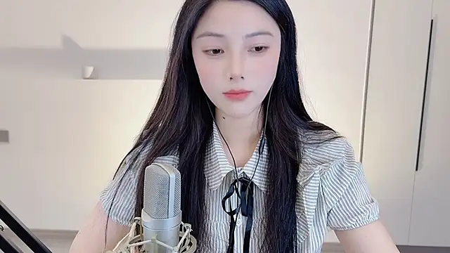 Snapshot of HaagenDazs_ chatting on 02/19/25, 12:11 HaagenDazs online show from 02/19/25, 12:11