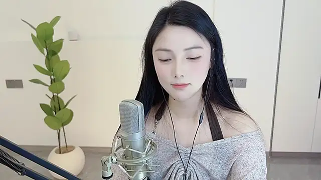 Snapshot of HaagenDazs_ chatting on 03/05/25, 04:24 HaagenDazs online show from 03/05/25, 04:24