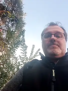 Snapshot of mike9473 chatting on 10/10/25, 04:17 mike9473 online show from 10/10/25, 04:17