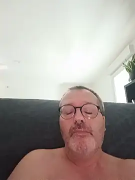 Snapshot of mike9473 chatting on 07/20/26, 04:31 mike9473 online show from 07/20/26, 04:31