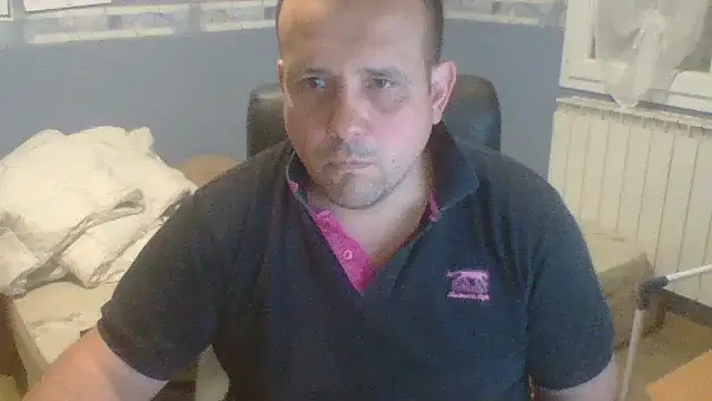 Snapshot of manubm03 chatting on 10/28/25, 12:52 manubm03 online show from 10/28/25, 12:52