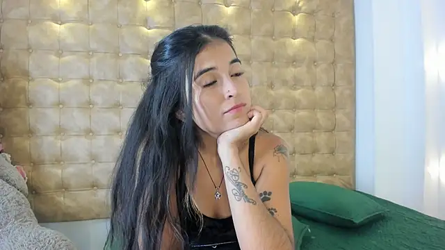 Snapshot of violet_giraldo chatting on 07/17/26, 06:46 violet giraldo online show from 07/17/26, 06:46