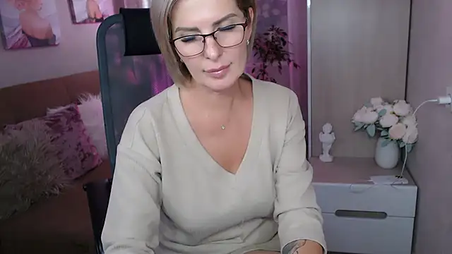 Snapshot of sensualEmilia chatting on 12/07/24, 04:58 sensualEmilia online show from 12/07/24, 04:58