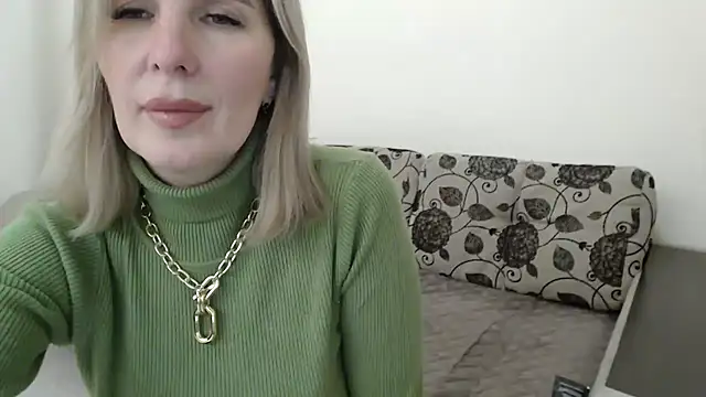 Snapshot of sensualEmilia chatting on 10/25/25, 06:24 sensualEmilia online show from 10/25/25, 06:24