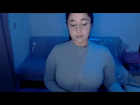 Snapshot of YummymeowW chatting on 12/21/25, 01:46 YummymeowW online show from 12/21/25, 01:46