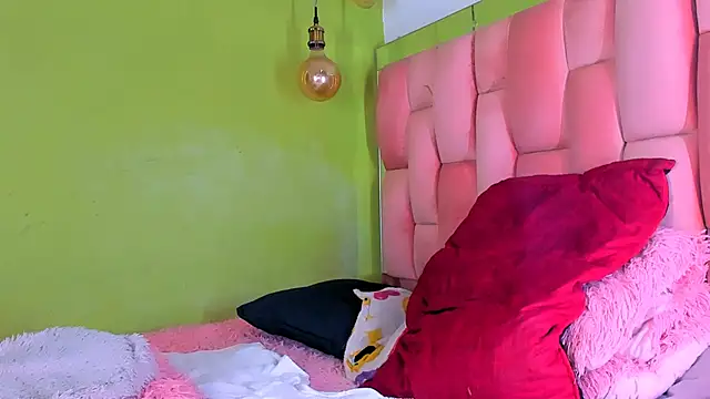 Snapshot of the_queen_aleja chatting on 12/12/24, 12:16 the queen aleja online show from 12/12/24, 12:16