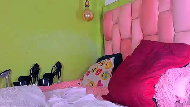 Snapshot of the_queen_aleja chatting on 12/27/24, 04:58 the queen aleja online show from 12/27/24, 04:58