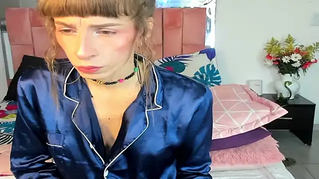 Snapshot of the_queen_aleja chatting on 10/30/25, 12:50 the queen aleja online show from 10/30/25, 12:50