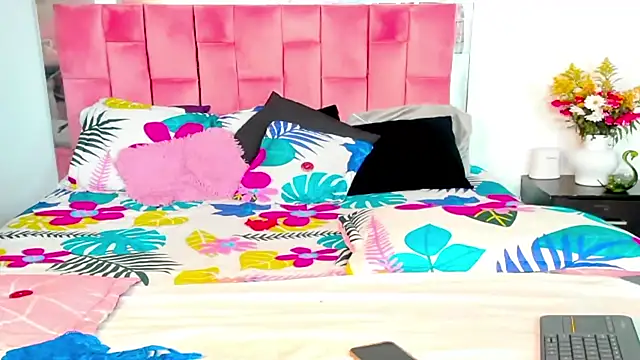 Snapshot of the_queen_aleja chatting on 10/31/25, 12:28 the queen aleja online show from 10/31/25, 12:28