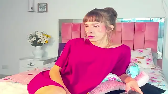 Snapshot of the_queen_aleja chatting on 11/14/25, 12:59 the queen aleja online show from 11/14/25, 12:59