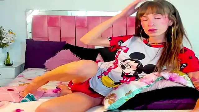 Snapshot of the_queen_aleja chatting on 11/22/25, 02:27 the queen aleja online show from 11/22/25, 02:27