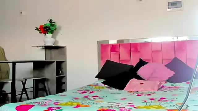 Snapshot of the_queen_aleja chatting on 12/02/25, 01:39 the queen aleja online show from 12/02/25, 01:39