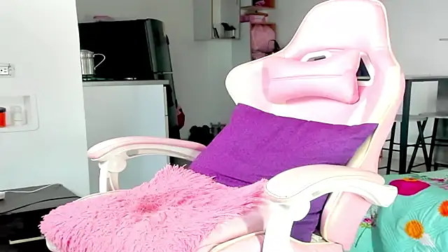 Snapshot of the_queen_aleja chatting on 12/03/25, 12:14 the queen aleja online show from 12/03/25, 12:14