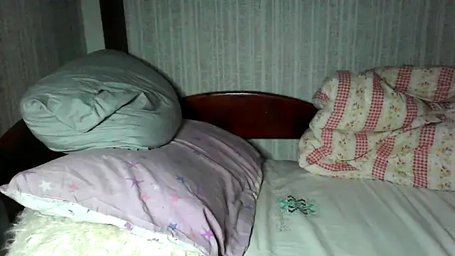 Snapshot of Alma_Evelynne chatting on 12/02/25, 11:00 Alma Evelynne online show from 12/02/25, 11:00