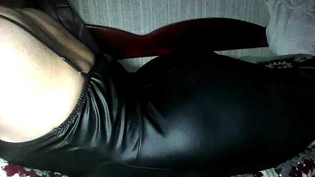 Snapshot of Alma_Evelynne chatting on 12/15/25, 08:24 Alma Evelynne online show from 12/15/25, 08:24