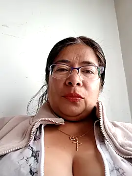 Snapshot of __valentina18 chatting on 12/15/24, 01:43   valentina18 online show from 12/15/24, 01:43