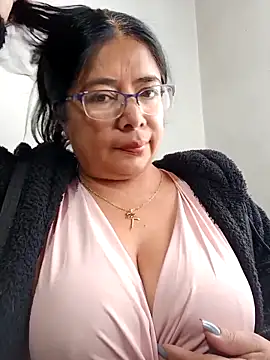 Snapshot of __valentina18 chatting on 02/17/25, 04:15   valentina18 online show from 02/17/25, 04:15