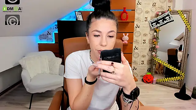 EmillyTaylor online show from 10/29/25, 04:37