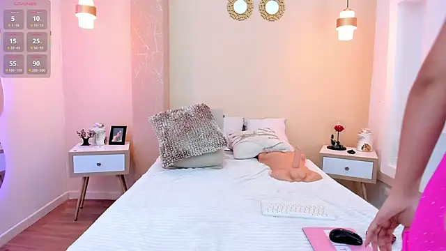 Snapshot of RachelMorgan01 chatting on 10/05/25, 07:23 RachelMorgan01 online show from 10/05/25, 07:23