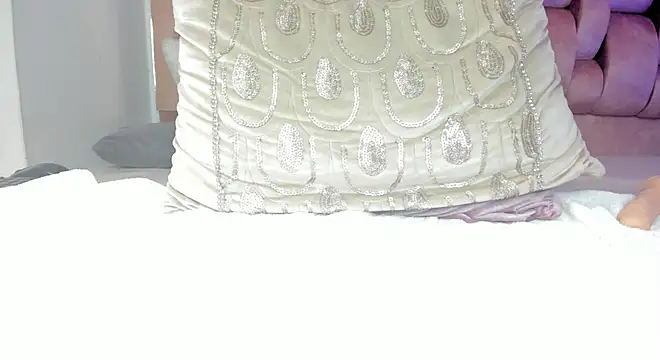 Snapshot of whiite_snow chatting on 12/21/24, 04:03 whiite snow online show from 12/21/24, 04:03