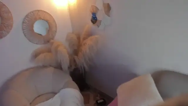 Snapshot of whiite_snow chatting on 02/20/25, 09:20 whiite snow online show from 02/20/25, 09:20