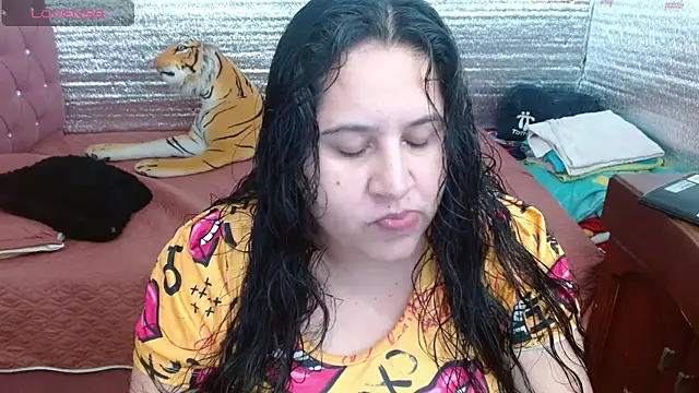 Snapshot of EMILY-NESSA chatting on 09/22/25, 02:41 EMILY-NESSA online show from 09/22/25, 02:41