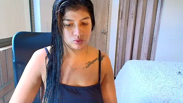 Snapshot of sara2520 chatting on 10/15/25, 07:36 sara2520 online show from 10/15/25, 07:36