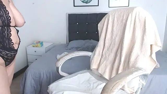 selena yourmilf online show from 04/14/26, 02:34