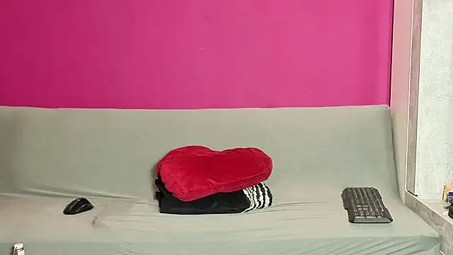 Snapshot of Young_Strawberryy chatting on 10/18/25, 08:04 Young Strawberryy online show from 10/18/25, 08:04