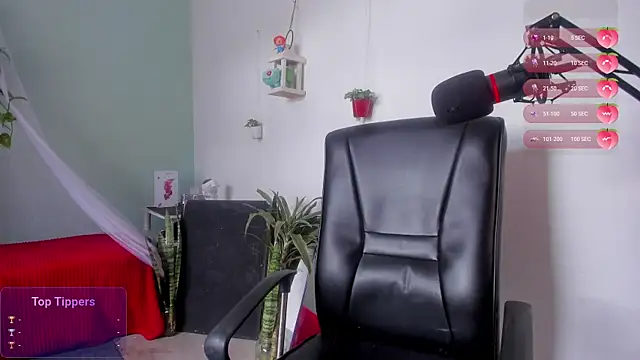 Snapshot of dinamita_Blair chatting on 11/08/25, 05:45 dinamita Blair online show from 11/08/25, 05:45