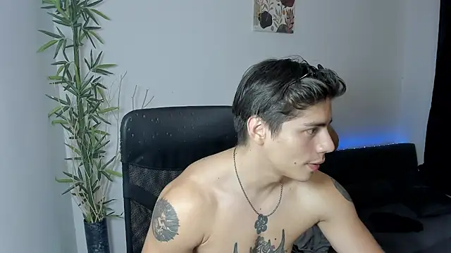 Snapshot of Giordano_Russo chatting on 12/29/24, 01:24 Giordano Russo online show from 12/29/24, 01:24