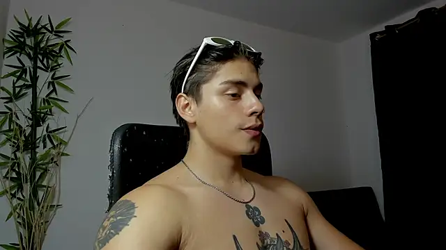Snapshot of Giordano_Russo chatting on 02/15/25, 11:58 Giordano Russo online show from 02/15/25, 11:58