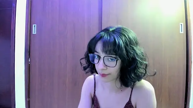 Snapshot of _Lunnaa_ chatting on 12/08/24, 03:43 Lunnaa online show from 12/08/24, 03:43