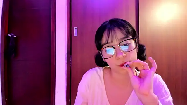 Snapshot of _Lunnaa_ chatting on 12/18/24, 03:26 Lunnaa online show from 12/18/24, 03:26