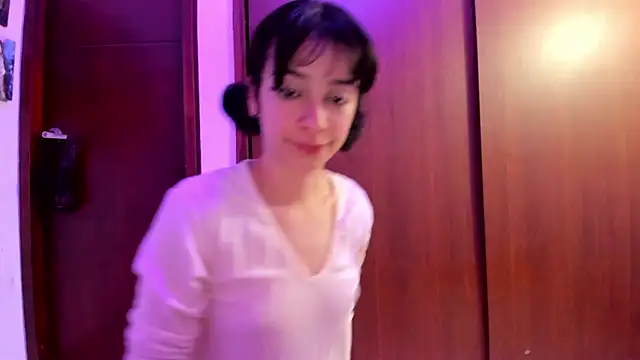 Snapshot of _Lunnaa_ chatting on 12/18/24, 06:32 Lunnaa online show from 12/18/24, 06:32