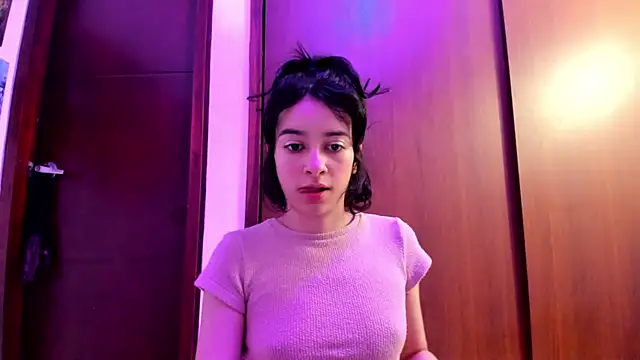 Snapshot of _Lunnaa_ chatting on 12/21/24, 05:25 Lunnaa online show from 12/21/24, 05:25