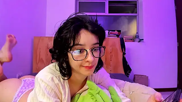 Snapshot of _Lunnaa_ chatting on 01/01/25, 03:02 Lunnaa online show from 01/01/25, 03:02