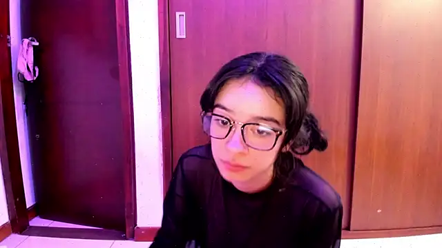 Snapshot of _Lunnaa_ chatting on 02/02/25, 05:21 Lunnaa online show from 02/02/25, 05:21