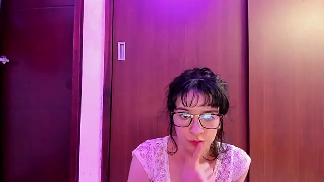 Snapshot of _Lunnaa_ chatting on 03/15/25, 04:13 Lunnaa online show from 03/15/25, 04:13