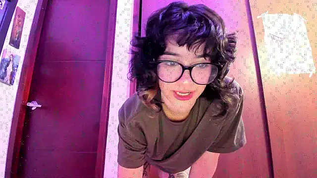 Snapshot of _Lunnaa_ chatting on 10/20/25, 02:56 Lunnaa online show from 10/20/25, 02:56