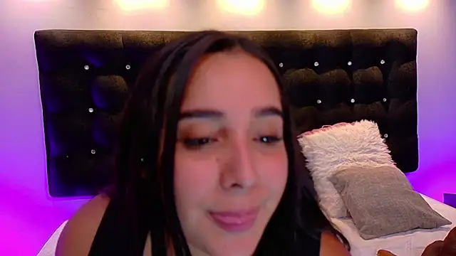 Snapshot of ValenScott1 chatting on 02/11/25, 04:24 ValenScott1 online show from 02/11/25, 04:24
