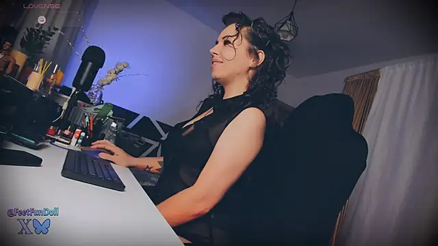 Snapshot of LisaDove chatting on 12/20/24, 01:03 LisaDove online show from 12/20/24, 01:03