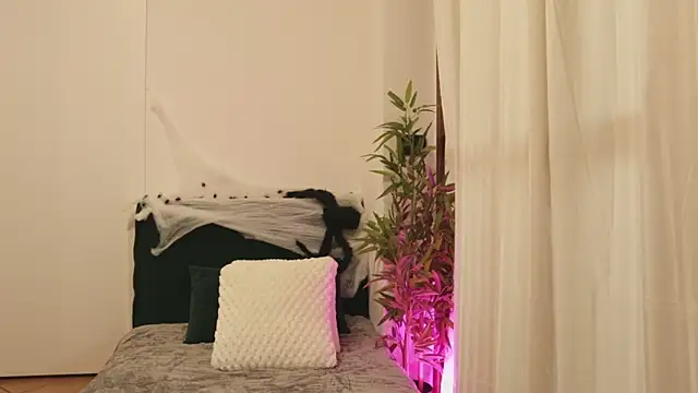 Luna Riva online show from 10/23/25, 09:41