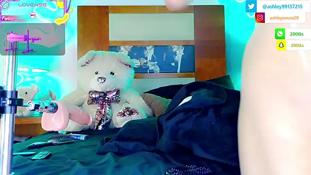 Snapshot of ashley_19xx chatting on 11/30/25, 08:18 ashley 19xx online show from 11/30/25, 08:18