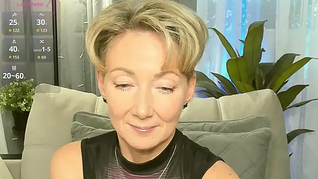 Snapshot of AkexandraFix chatting on 10/17/25, 01:03 AkexandraFix online show from 10/17/25, 01:03