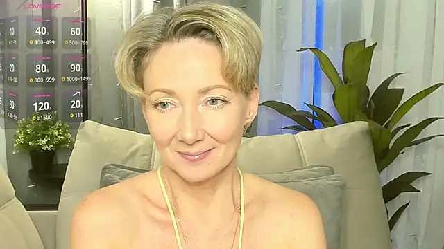 Snapshot of AkexandraFix chatting on 10/27/25, 12:53 AkexandraFix online show from 10/27/25, 12:53