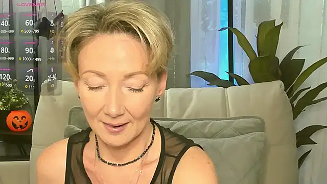 Snapshot of AkexandraFix chatting on 10/31/25, 01:12 AkexandraFix online show from 10/31/25, 01:12